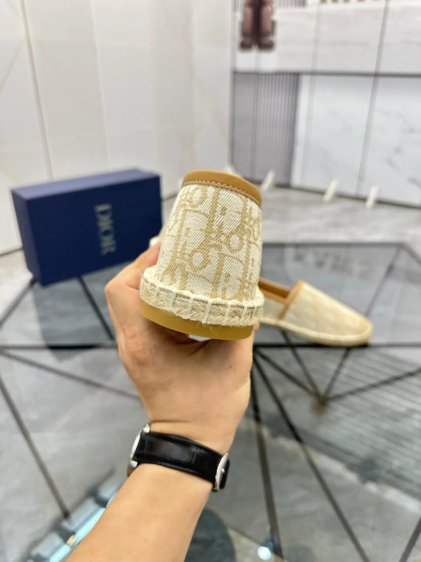 Men's shoes for sale 💰: 💰P400¥ Product trademark: Dior* "Dior*" low-top fisherman's shoes Regular size: 38-44 (can be customized to 37.45) Product materials: imported cowhide leather upper spliced ​​with original fabric, sheepskin lining, original outsole. Number: 1023